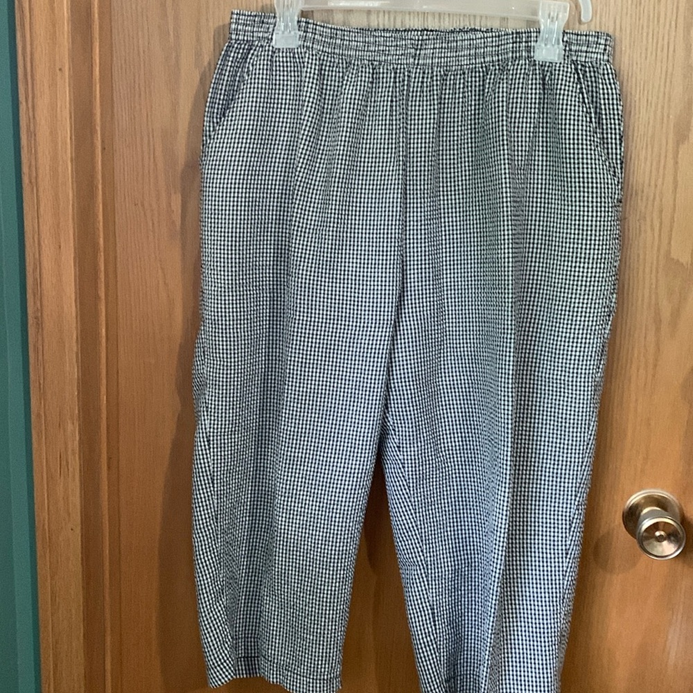 Black and white seer sucker capris